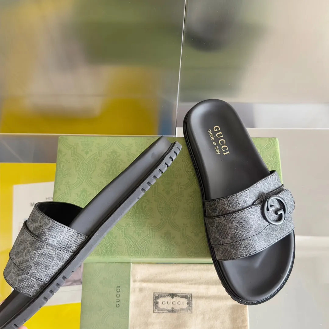 [G Home] Men's Men's Shoes💰: 300💰Size: 38-45 🆕2024Gucci Gucci Summer New Style Double G Presbyopia Flip-flops Cross Sandals Thick Sole Slippers Beach Shoes Original Purchase and Development Production G family's 2024 new summer dark horse items, fashion bloggers at home and abroad have put on the show, and it has become popular on social platforms at home and abroad. Fashionistas must pay for it, and they spend a lot of money to create ingenious craftsmanship and accurately restore every detail. Exquisite packaging at the delivery counter🛍📦 ▪️ Fabric: Original imported double G presbyopic leather ▪️ Lining: Original imported leather ▪️ Sole: Original open molded T men's shoes 💰U outsole ▪️ Bottom thickness: 3CM